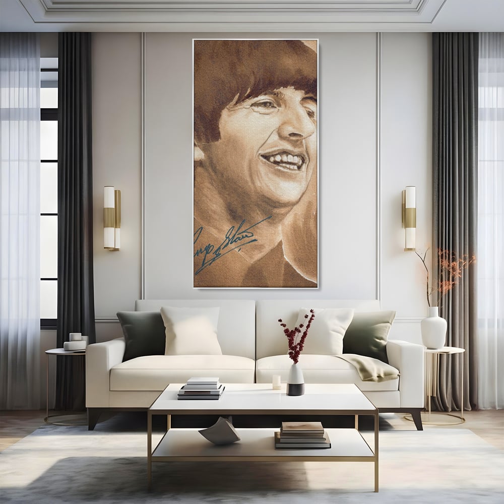 Tablou canvas cu tablou canvas portret ringo starr, in rama de aluminiu argintiu, pe perete intr-un living